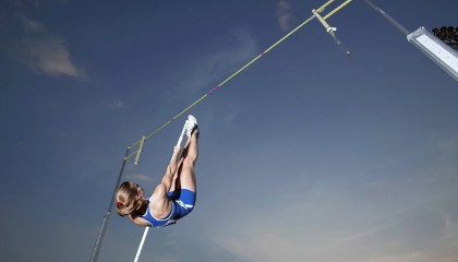 开云下载-奥运周期关键战焦点战，伊拉克击溃丹麦，足球如何改写战争叙事？