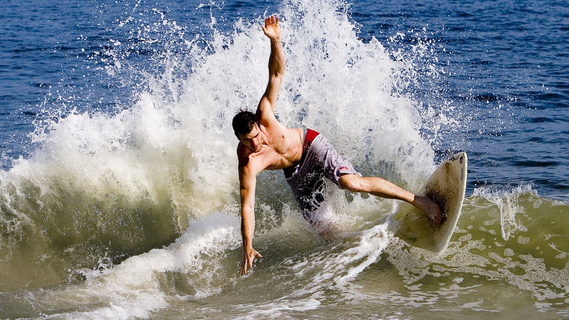 F1年度争冠之夜，詹姆斯主宰比赛走向